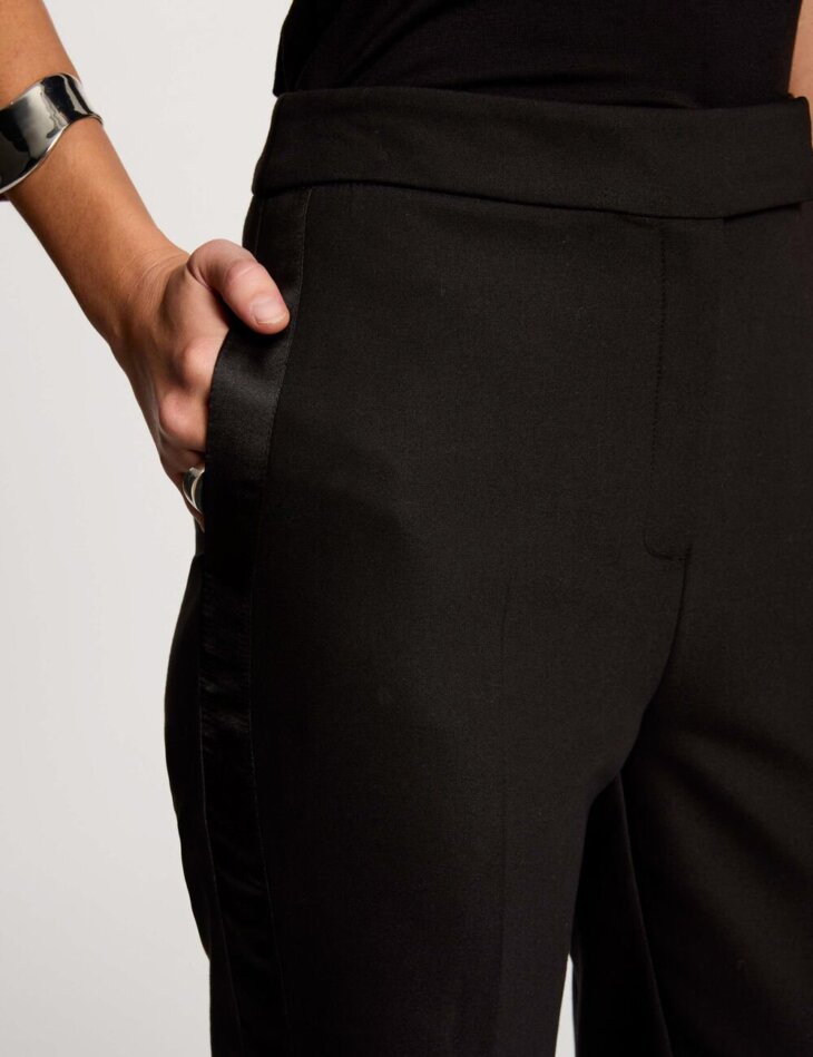 PANTALON AJUSTADO PINZAS NEGRO - Imagen 3