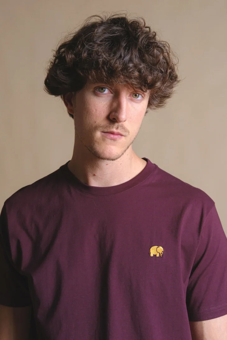 CAMISETA ESSENTIAL BURGUNDY - Imagen 2