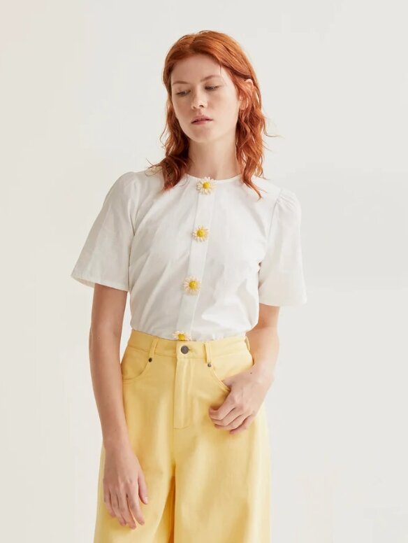 TOP CON BOTONES FLORALES