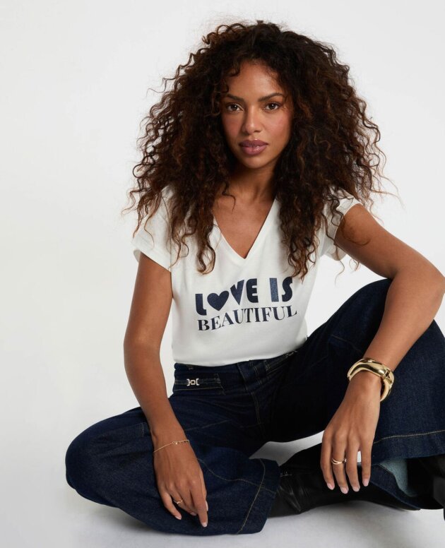 CAMISETA CUELLO V LOVE IS BEAUTIFUL