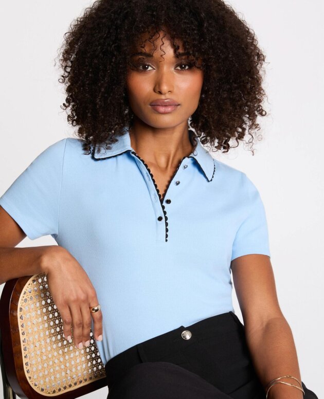 TOP ENTALLADO CON CUELLO DE SOLAPA AZUL