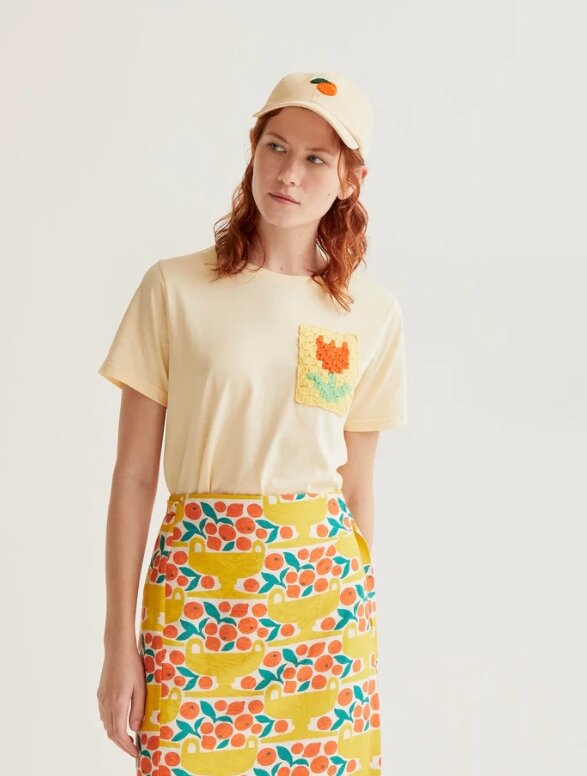 CAMISETA AMARILLO CLARO TULIPAN BORDADO