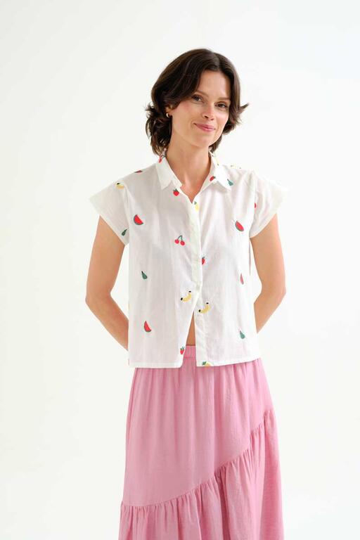 CAMISA CON ESTAMPADO DE FRUTAS