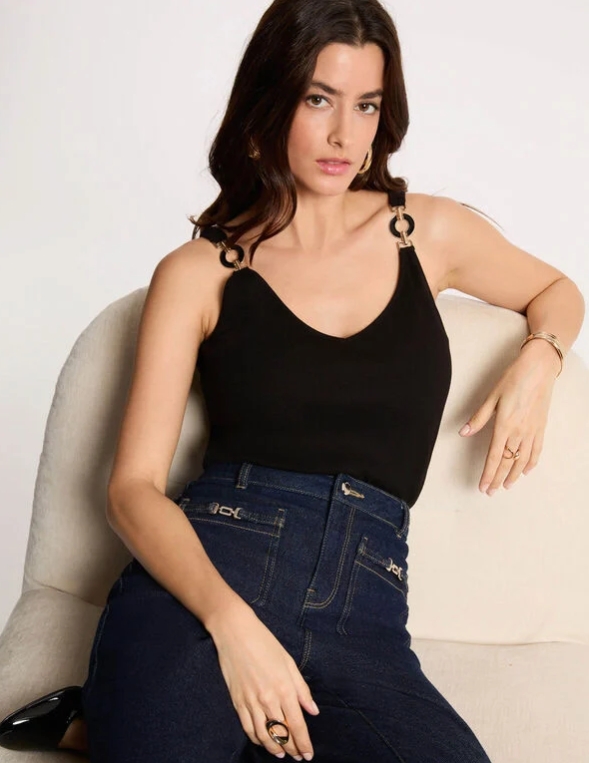 CAMISETA AJUSTADA CUELLO V NEGRO