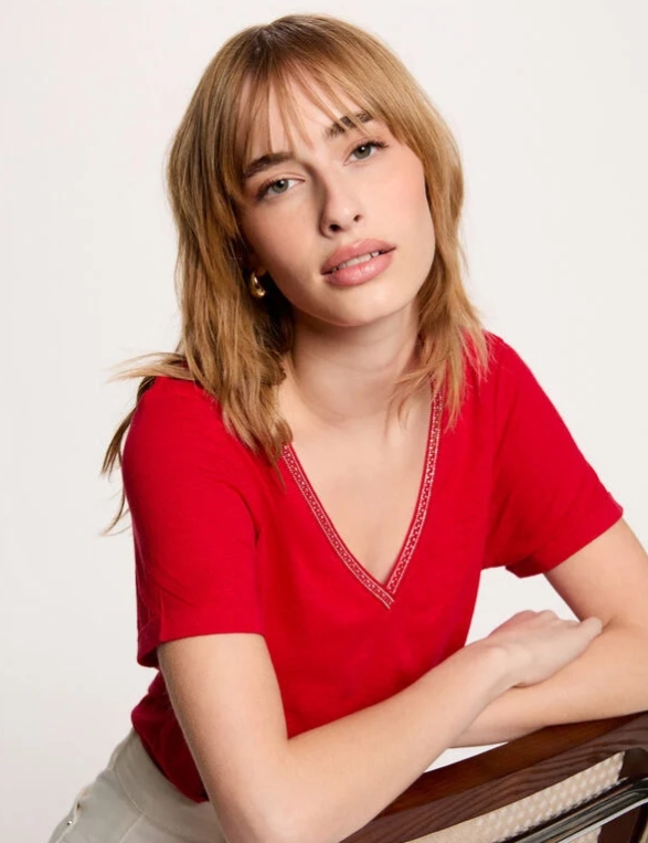 CAMISETA CON CUELLO V CON PERLAS