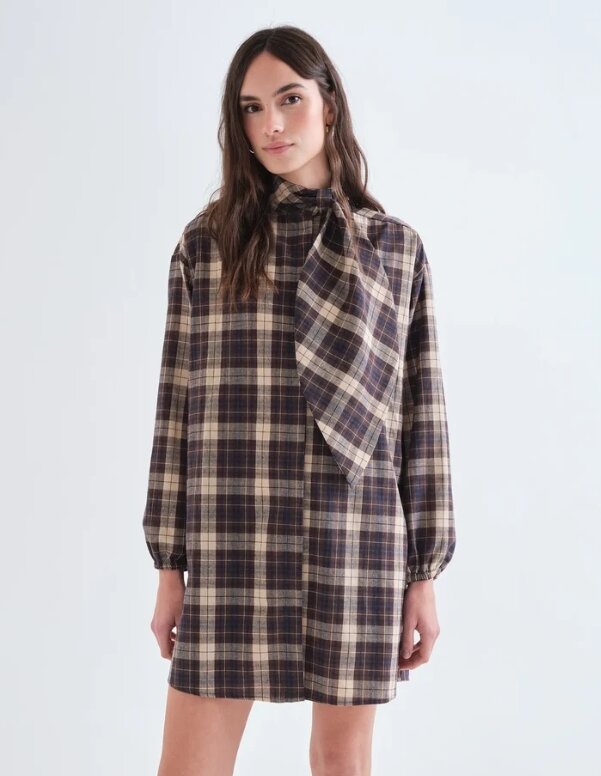 VESTIDO CORTO CON ESTAMPADO DE CUADROS MARRON