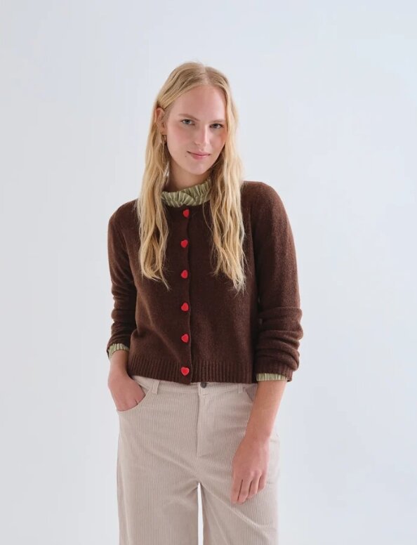 CARDIGAN MARRON CON BOTOBES DE CORAZON ROJO