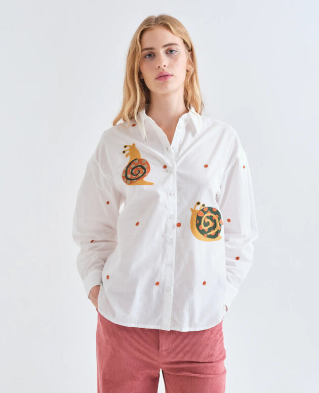 CAMISA CON BORDADO DE CARACOLES