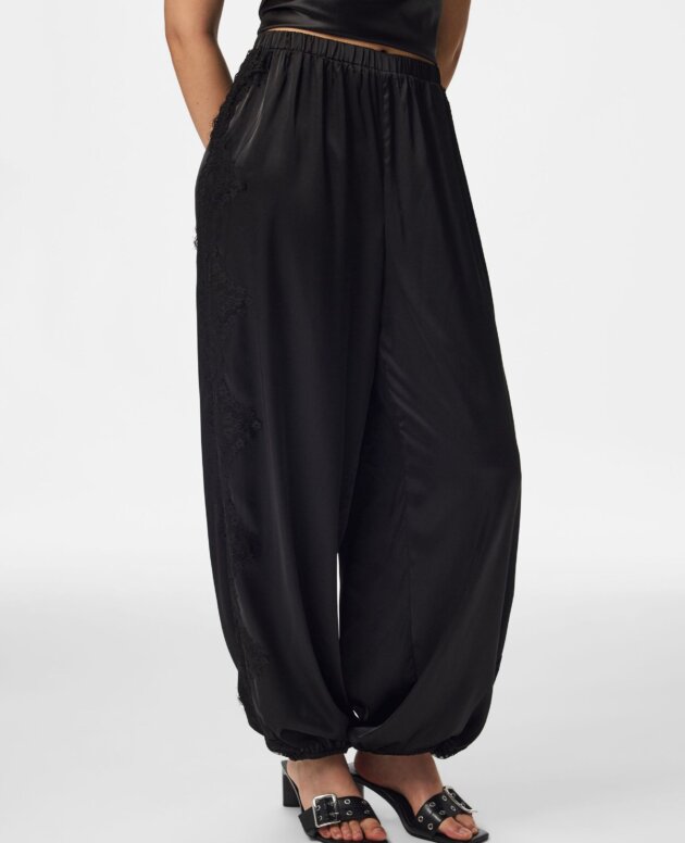 PANTALON DE SEDA NEGRO