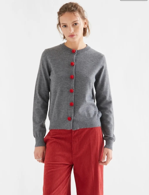 CARDIGAN GRIS CON POMPONES ROJOS