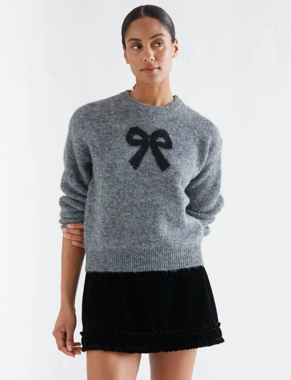 JERSEY GRIS CON ESTAMPADO LAZO NEGRO